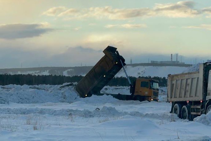 Уборка снега в Якутске: временный полигон на Вилюйском переулке не справляется с потоком машин