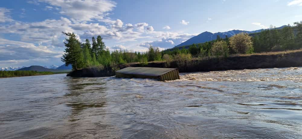 Водитель, утопивший КамАЗ в реке, исчез вместе с 1 млн руб от пожертвований